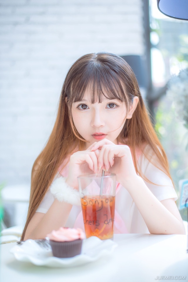 “让他们疯够了就给我滚回去，我们先回城！”没有再看那些兴奋的西域兵，就像没见过世面的土包子一样，连那些破铜烂铁都要抢。